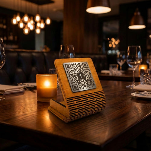 Ahşap QR Menü Standı – Rowmark Lazer Kazımalı
