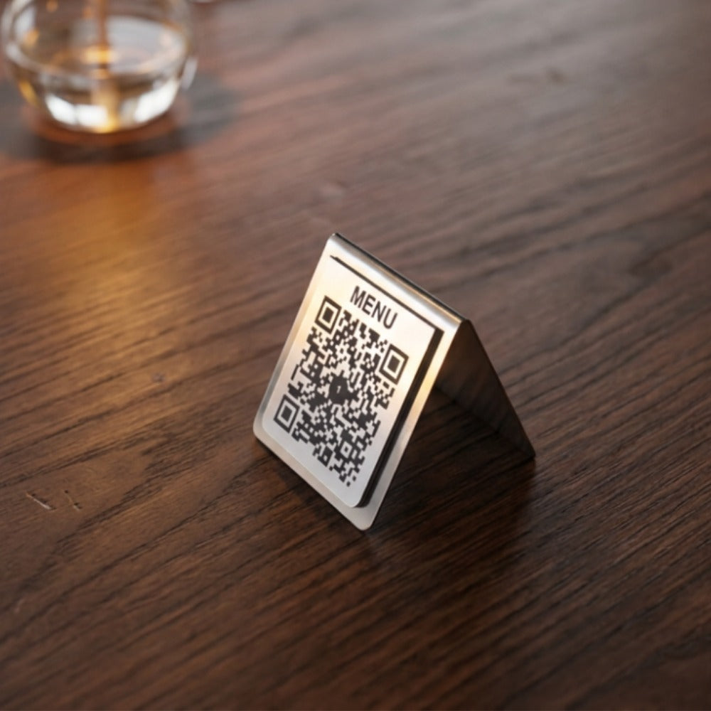 Krom QR Menü Standı – Rowmark Gümüş Lazer Kazımalı