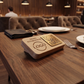 Ahşap QR Menü Standı Gold Plakalı – Rowmark Lazer Kazımalı, Rustik Restoran İçin