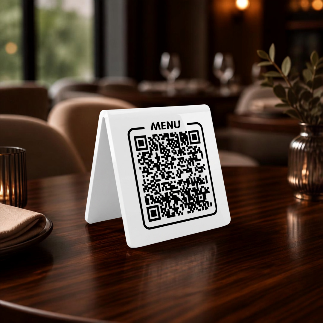 Pleksi QR Menü Standı – UV Baskı ve Lazer Markalama Seçenekli, Restoran ve Kafe Masa Karekodu