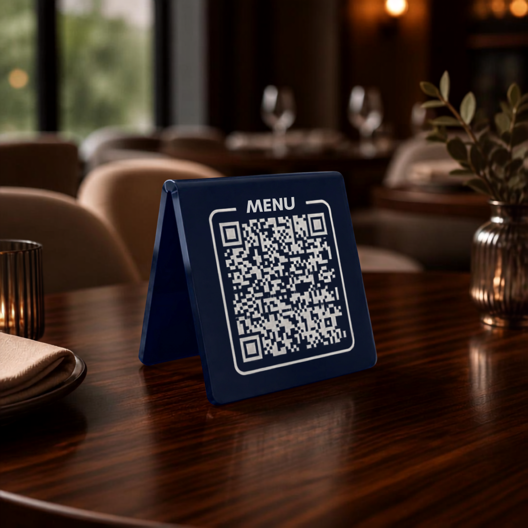 Pleksi QR Menü Standı – UV Baskı ve Lazer Markalama Seçenekli, Restoran ve Kafe Masa Karekodu